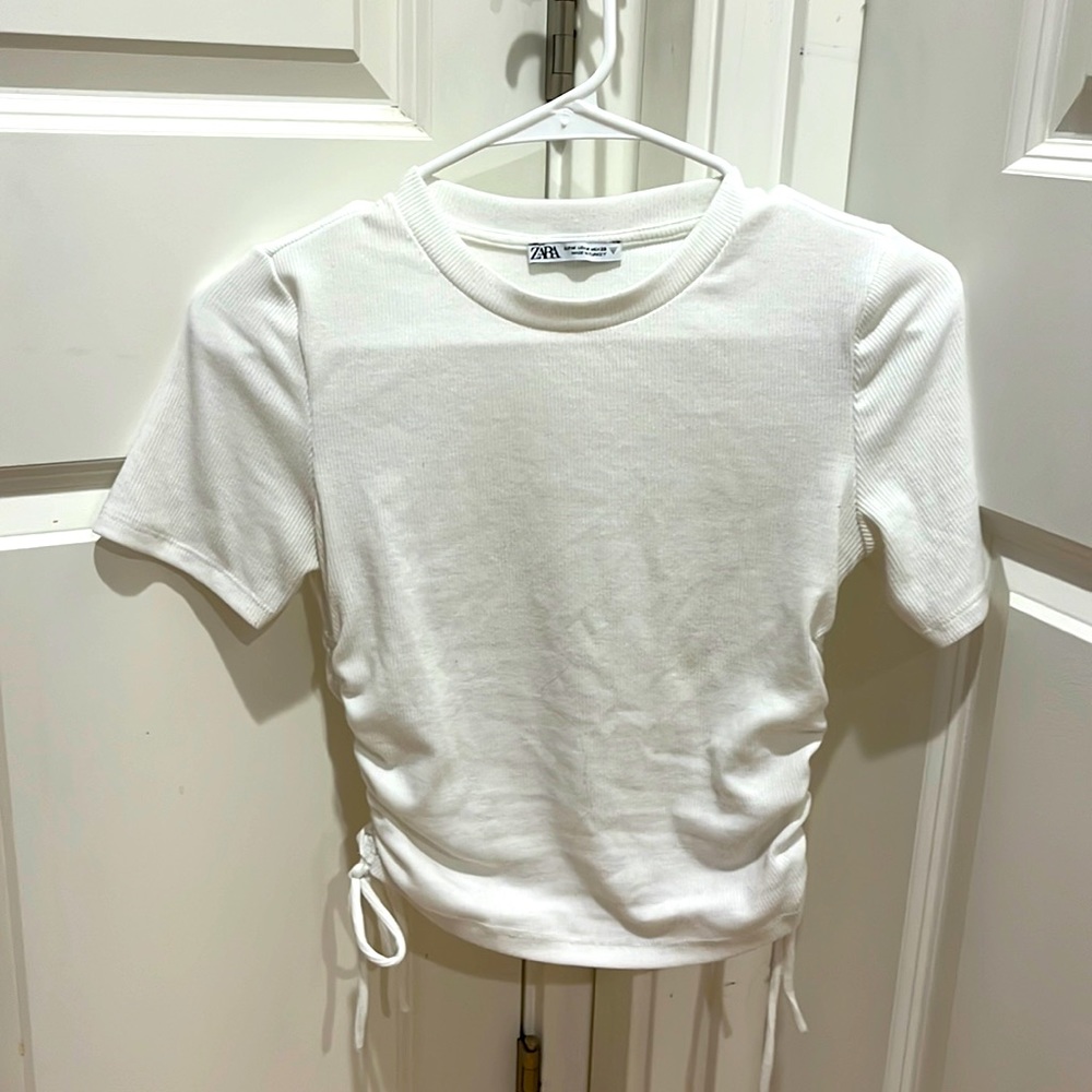 White fitted tshirt with side drawstrings